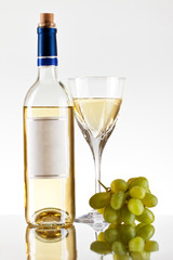 Obraz premium bottle and glass of wine, grape bunch