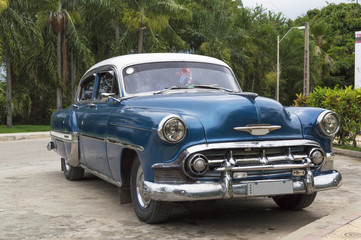 Obraz na płótnie Canvas Old blue car in Cuba