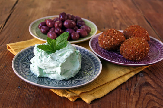 schafskäsecreme, falafel und oliven