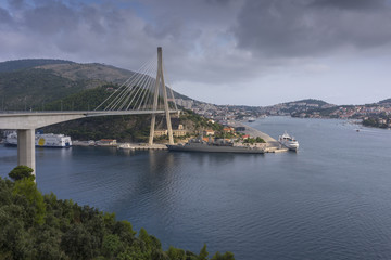 Obraz premium Suspension bridge and port in Dubrovnik