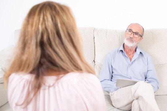 &Auml;ltere Frau beim Psychologen