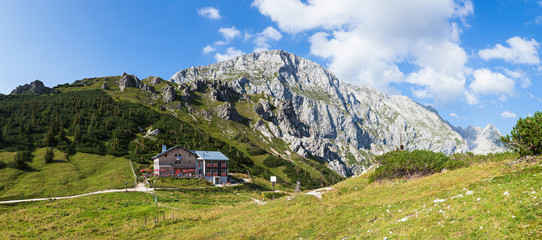 Berghütte vor Felswand
