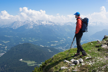 Wanderer geniesst Aussicht