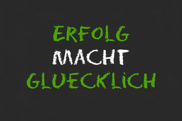 Erfolg macht Glücklich Schriftzug mit schwarzer Tafel