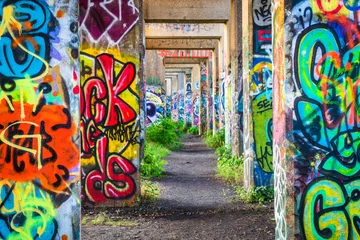 Meubelstickers Graffiti onder een verlaten pier in Philadelphia, Pennsylvania. © jonbilous