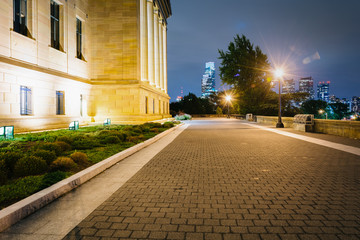 Fototapeta premium The Art Museum at night, in Philadelphia, Pennsylvania.