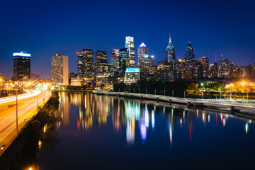 Fototapeta na wymiar The Philadelphia skyline and Schuylkill River at night, seen fro