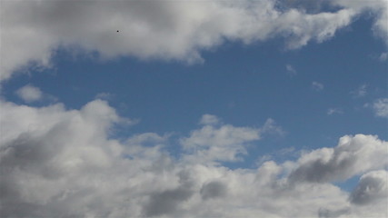 Быстрое движение облаков по небу с верхнего левого угла  на право.