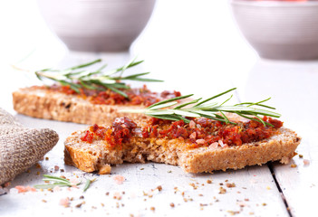 Bread with dried tomatoes and herbs
