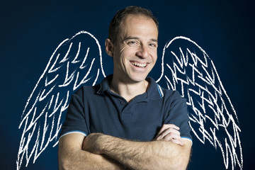 Hombre sonriendo con alas de ángel