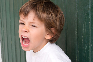 Niño gritando