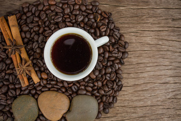 Obraz na płótnie Canvas Coffee cup and coffee bean on a wooden table