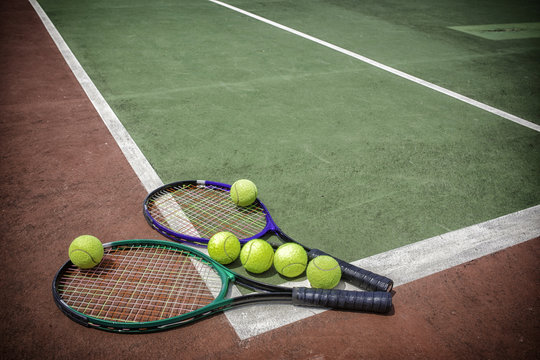 tennis racket and balls on the tennis court