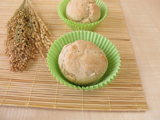 Frisch gebackene Brötchen Muffins aus Dinkel, Hirse und Reis