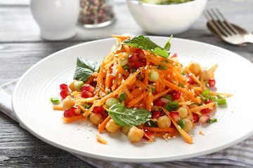 Salad with carrots and chickpeas