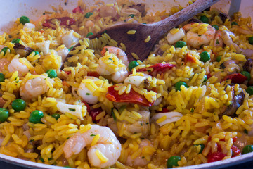 paella tipico piatto spagnolo,fatto con riso,verdura e pesci