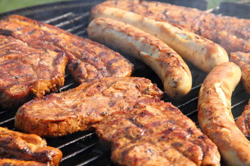 Würstchen und Fleisch