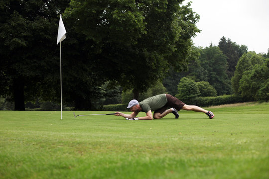 Golfspieler am Puttinggreen