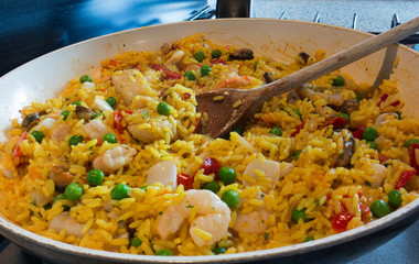 riso con pesce e verdura tipico piatto della spagna