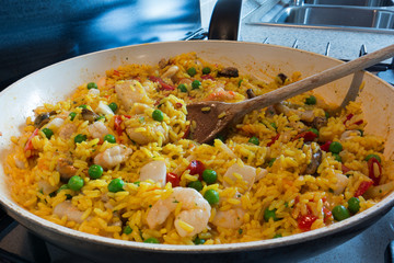 paella pronta da mangiare,tipico piatto spagnolo a base di riso, verdura e pesce