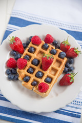 Belgische Waffeln mit frischen Beeren 