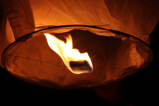 Il fuoco della lanterna cinese, a memoria di due defunti, vola nei cieli di Abano Terme