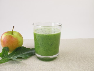 Grüner Smoothie mit Apfel und Kohlrabiblatt