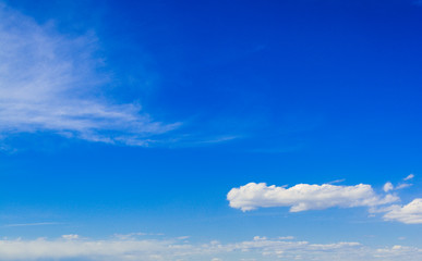 Obraz premium Blauer Himmel mit Wolken , blue sky as background with few white clouds