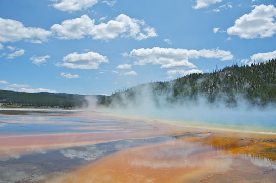 prismatic spring in yellowstone national park