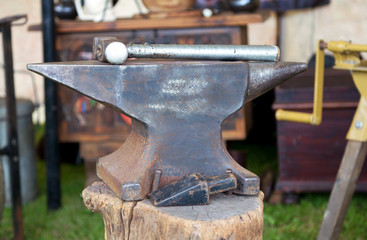 Amboss, Spaltkeil und Hammer