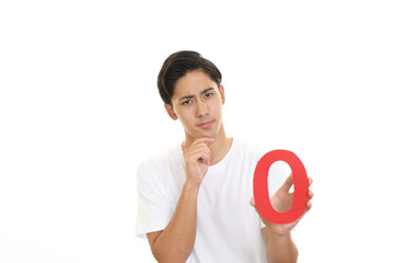 数字の0を持つ男性