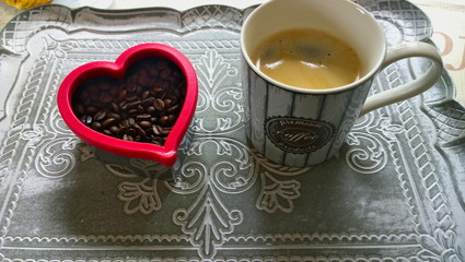 Herz mit Kaffeebohnen und Kaffeetasse