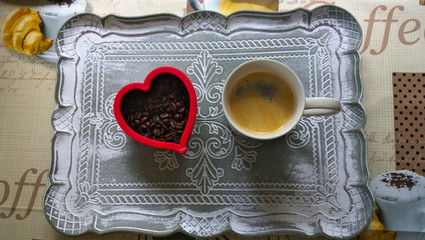 Tablett mir Kaffeebohnenherz und Kaffee