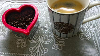 Herz aus Bohnen und Kaffeetasse