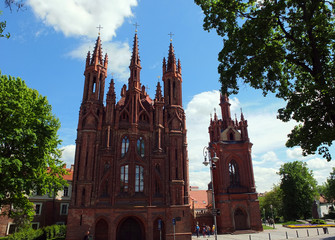 Fototapeta na wymiar Eglise Sainte-Anne à Vilnius.