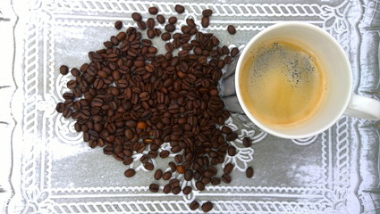 Kaffeetasse und Kaffeebohnen