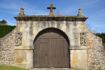 puerta tipica de madera en un muro antiguo de piedra