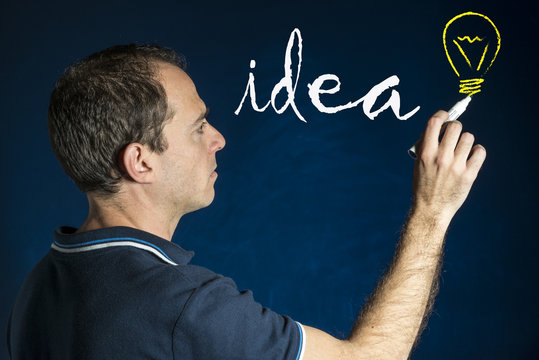 Hombre escribiendo la palabra idea