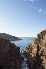 Fototapeta na wymiar Берег Баренцева моря, вид из ущелья