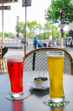Autour d'un verre de bi&egrave;re et monaco en terrasse de caf&eacute; parisien en &eacute;t&eacute; - Paris, France