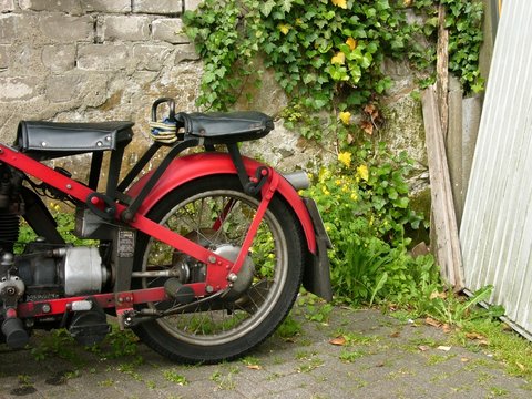 Rotes Motorrad der F&uuml;nfzigerjahre mit Kardanwelle und Sozius aus d&auml;nischer Produktion in der Altstadt von Oerlinghausen bei Bielefeld am Hermannsweg im Teutoburger Wald tun Ostwestfalen-Lippe