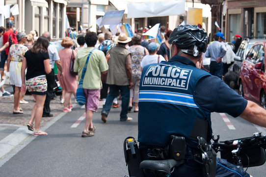 police municipale VTT pendant une manifestation