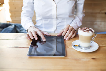 Fototapeta na wymiar woman using tablet in cafe