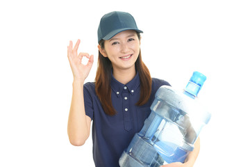 ボトルを運ぶ笑顔の女性