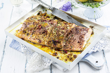 Lachsfilet auf Tablett