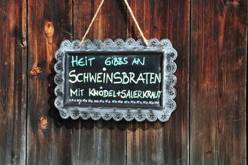 "Heit gibbs an Schweinebraten"