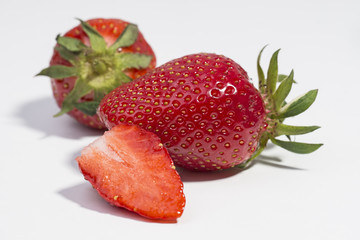 Reife Erdbeeren (Fragaria x ananassa) als Gruppe