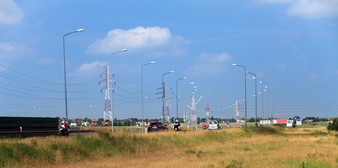 Autostrada, oświetlenie, maszty energetyczne. © Stanisław Błachowicz