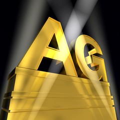 AG in goldenen Lettern auf Podest