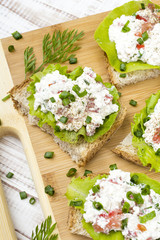 Fototapeta na wymiar sandwiches with cottage cheese, chives and salad.